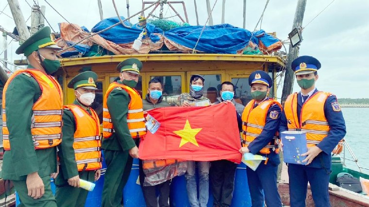 Cảnh sát biển tuyên truyền IUU cho ngư dân ảnh 1