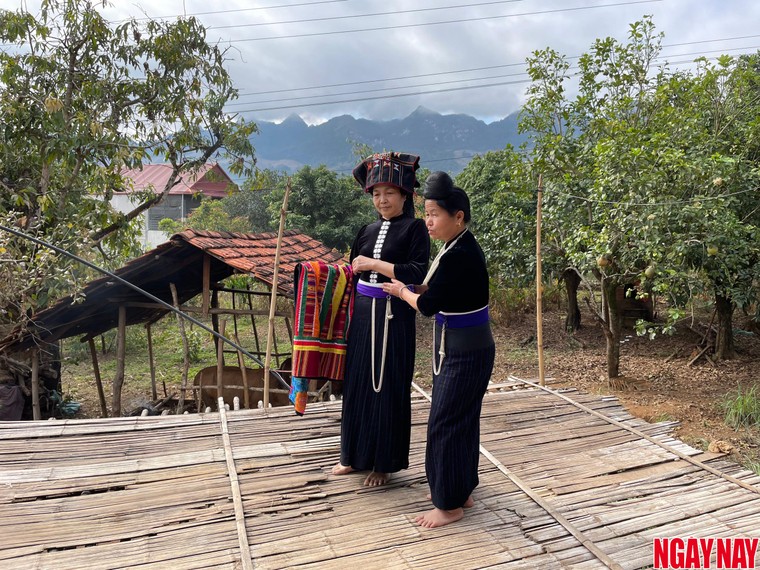 Nhật ký 99 ngày xuyên Việt: Lạc lối ở Chiềng Pằn với sắc khăn piêu và làn điệu Thái cổ ảnh 4