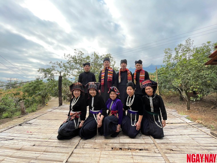Nhật ký 99 ngày xuyên Việt: Lạc lối ở Chiềng Pằn với sắc khăn piêu và làn điệu Thái cổ ảnh 3
