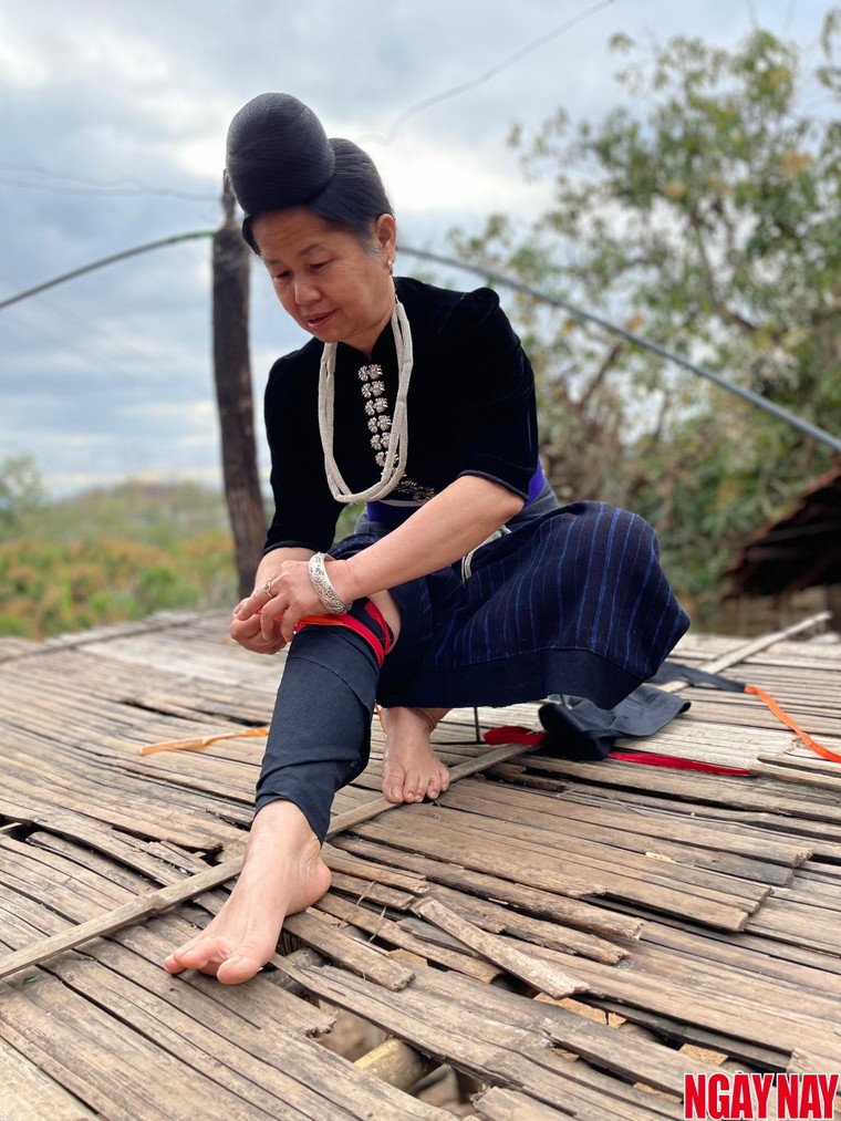 Nhật ký 99 ngày xuyên Việt: Đi tìm nét 'bí ẩn' trong trang phục phụ nữ Thái đen cổ ảnh 10