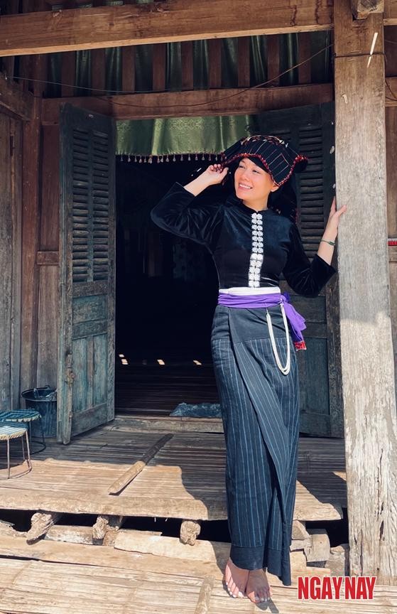 Nhật ký 99 ngày xuyên Việt: Đi tìm nét 'bí ẩn' trong trang phục phụ nữ Thái đen cổ ảnh 2