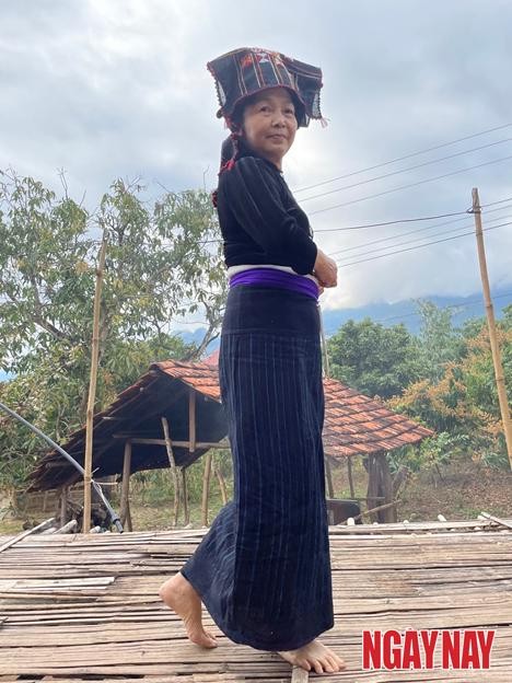 Nhật ký 99 ngày xuyên Việt: Đi tìm nét 'bí ẩn' trong trang phục phụ nữ Thái đen cổ ảnh 6