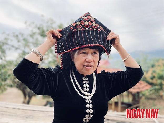 Nhật ký 99 ngày xuyên Việt: Đi tìm nét 'bí ẩn' trong trang phục phụ nữ Thái đen cổ ảnh 9