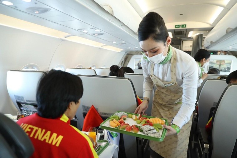 Chuyên cơ đặc biệt của Bamboo Airways đón những 'cô gái vàng' về nước ảnh 3