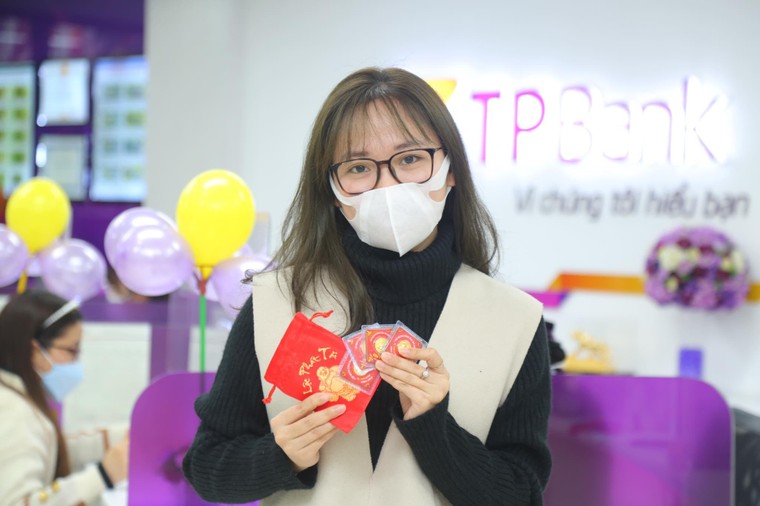 Nhiều bạn trẻ mua vàng chiêu lộc Ngày Thần Tài ảnh 1