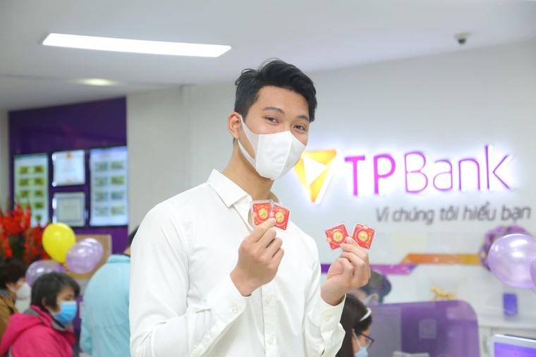 Nhiều bạn trẻ mua vàng chiêu lộc Ngày Thần Tài ảnh 2