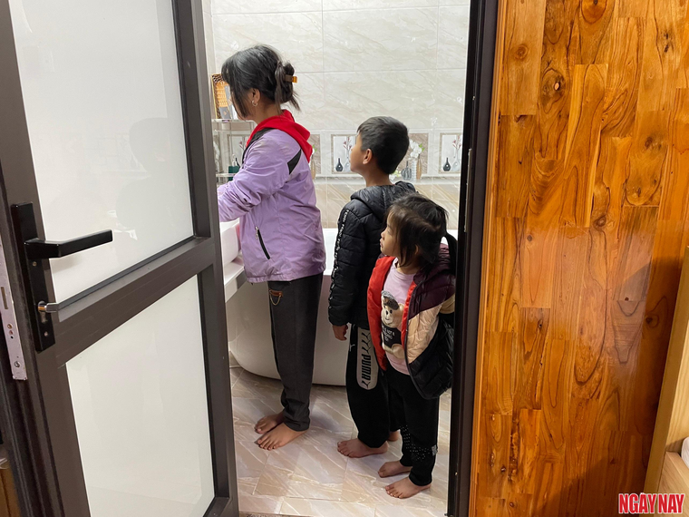 Nhật ký 99 ngày xuyên Việt: Những đứa trẻ đồng bào Kháng bên chân cầu Pá Uôn ảnh 7