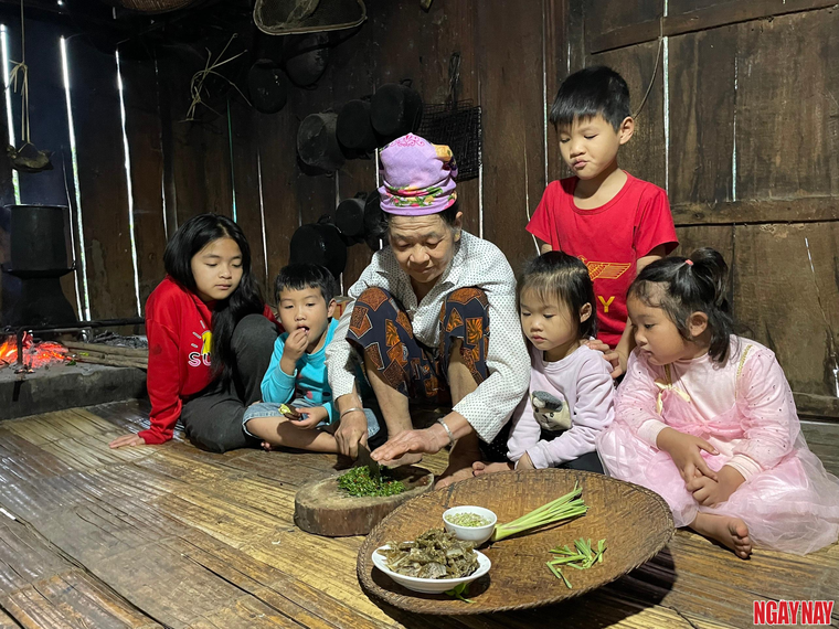 Nhật ký 99 ngày xuyên Việt: Những đứa trẻ đồng bào Kháng bên chân cầu Pá Uôn ảnh 6