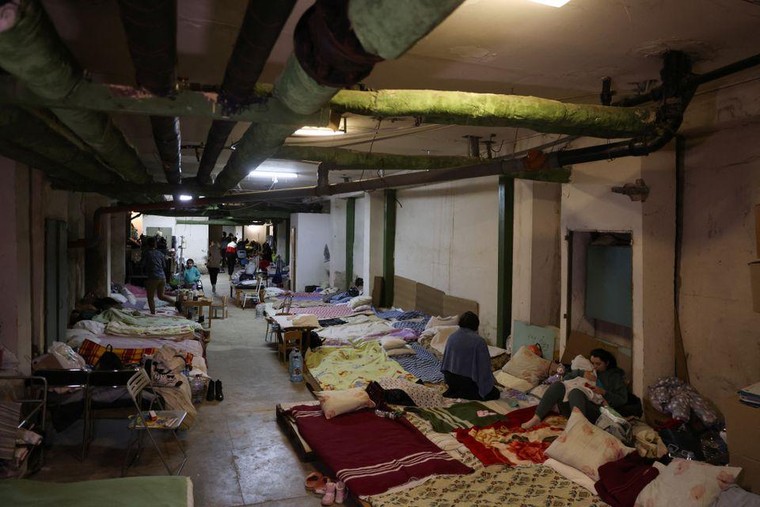 Trẻ em Ukraine trú ẩn trong hầm bệnh viện ảnh 1