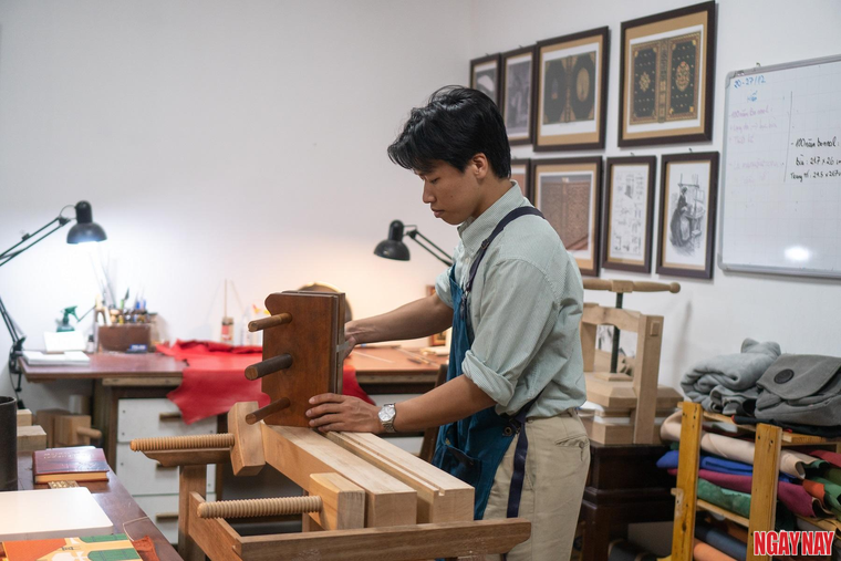 Người khoác 'tấm áo mới' cho sách ảnh 1