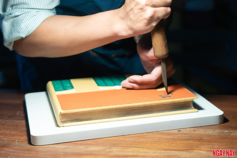 Người khoác 'tấm áo mới' cho sách ảnh 5