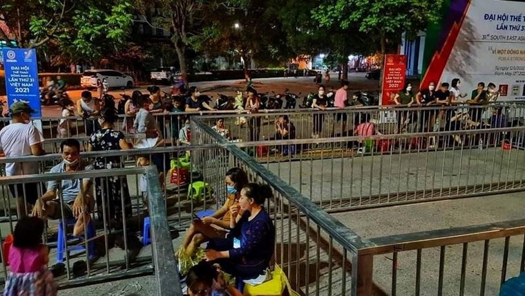 Người Quảng Ninh thức xuyên đêm chờ lấy vé chung kết bóng đá nữ ảnh 1