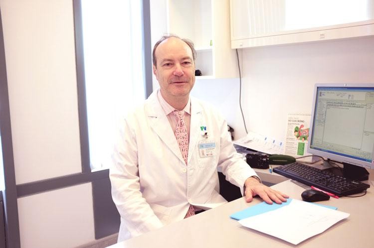 'Phù thủy của những bàn tay' trở lại Việt Nam phẫu thuật cho trẻ em nghèo ​ ảnh 1