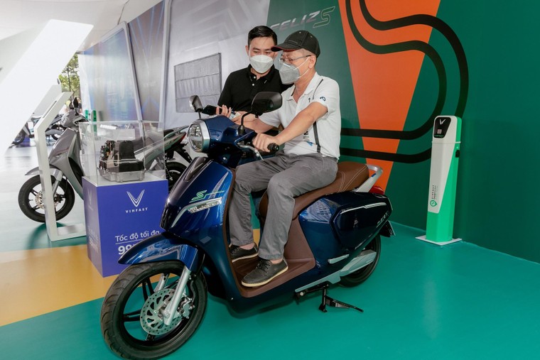 Người dùng xe máy điện lợi đủ đường từ chính sách thuê bao pin của VinFast ảnh 2