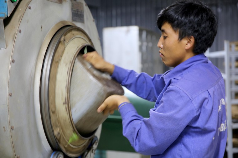 Bí thư Tỉnh uỷ Sơn La thăm và làm việc tại Công ty Trà và Đặc sản Tây Bắc ảnh 1