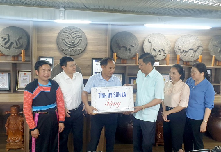 Bí thư Tỉnh uỷ Sơn La thăm và làm việc tại Công ty Trà và Đặc sản Tây Bắc ảnh 3