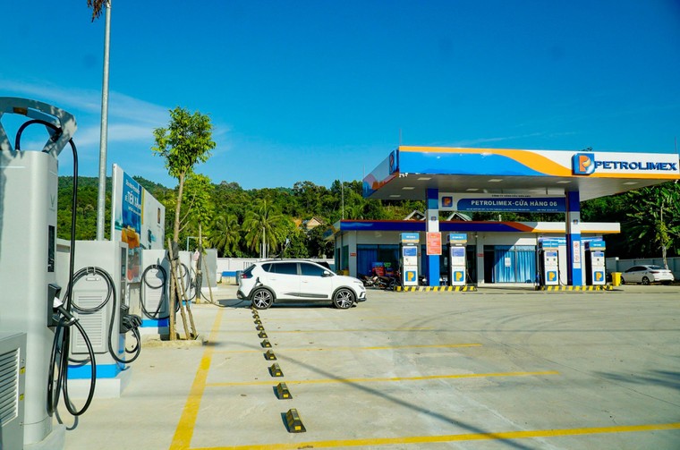VinFast mở dịch vụ sạc xe điện tại tất cả các trạm xăng Petrolimex trên toàn quốc ảnh 4