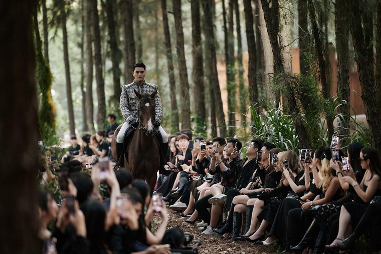 Trải nghiệm đa giác quan với show thời trang giữa rừng thông See in the Forest ảnh 1