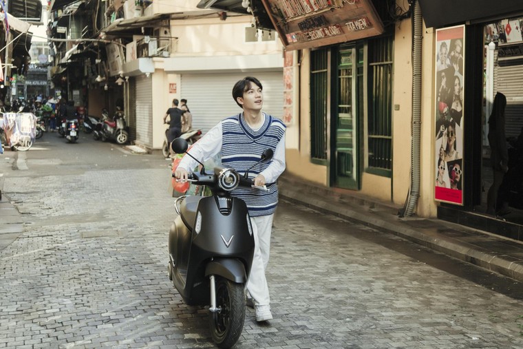 Cùng VinFast Evo200 vi vu phố thu Hà Nội ảnh 1