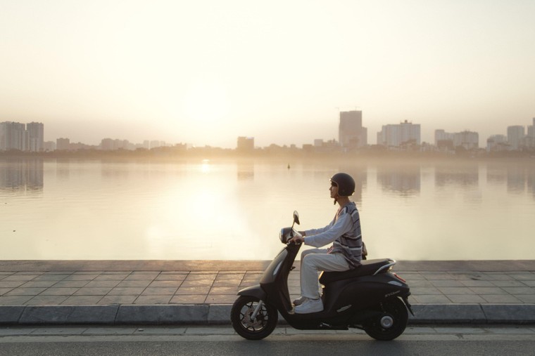 Cùng VinFast Evo200 vi vu phố thu Hà Nội ảnh 4