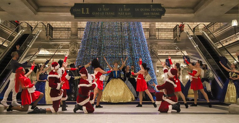 Hai sắc màu, một Giáng sinh lộng lẫy ở xứ sở thần tiên Bà Nà mùa đông này ảnh 2