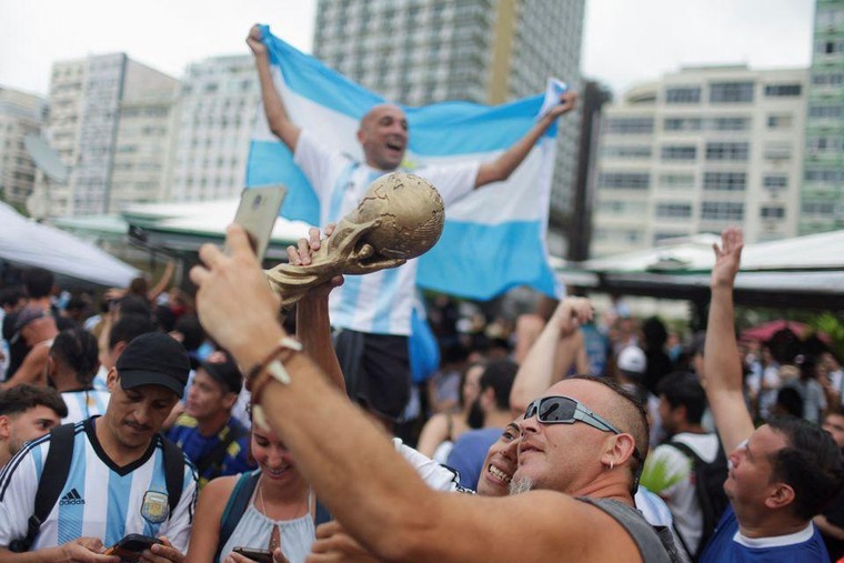 Người dân Argentina ăn mừng chức vô địch World Cup ảnh 1