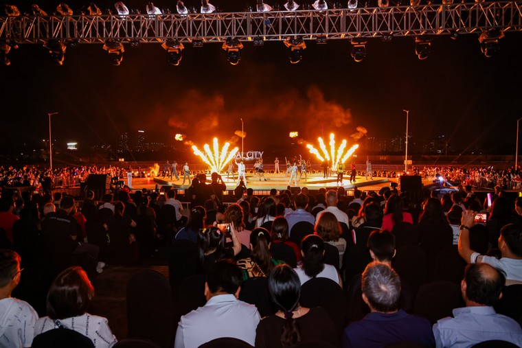 Khu nhạc nước The Global City thu hút hàng ngàn người dân đón năm mới ảnh 1