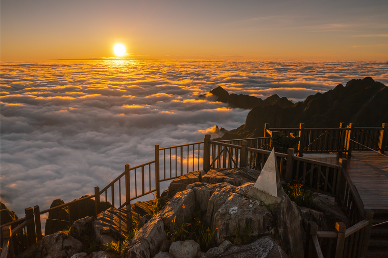 Valentine lãng mạn trên mây tại 3 đỉnh núi nổi tiếng Việt Nam ảnh 1