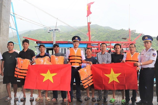 Cảnh sát biển Việt Nam đồng hành cùng ngư dân Khánh Hòa ảnh 1