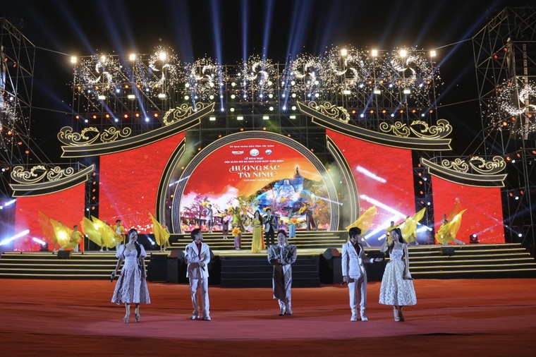 Gần 150 nghìn du khách đi cáp treo lên núi Bà Đen hành hương ảnh 3