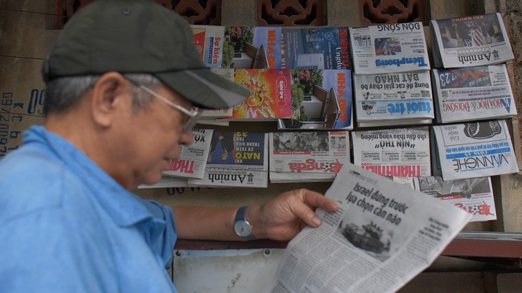 Sạp báo của vợ chồng ông Chữ ảnh 1
