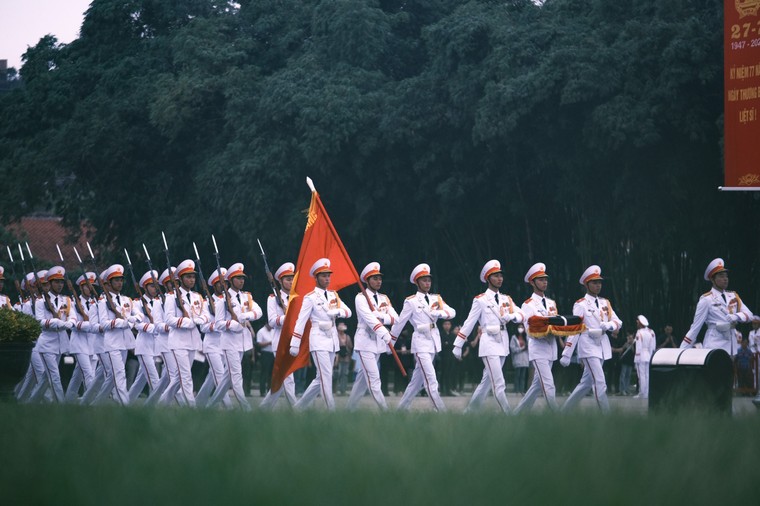 Kéo cờ rủ Quốc tang Tổng Bí thư Nguyễn Phú Trọng ảnh 1