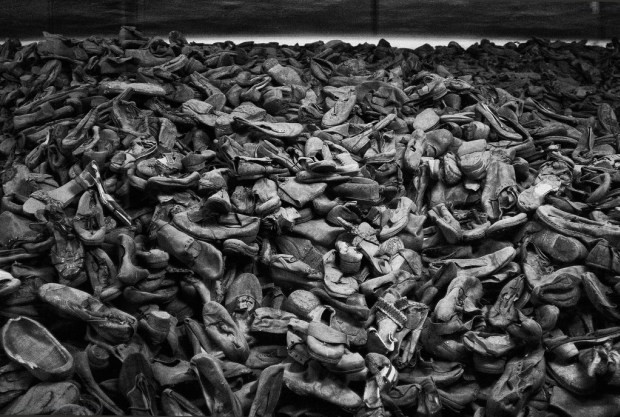 Đằng sau mỗi ô cửa ấy là một con người ảnh 1