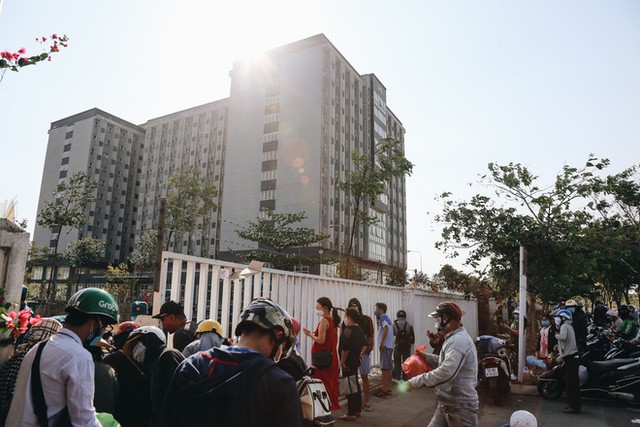 Đằng sau mỗi ô cửa ấy là một con người ảnh 3