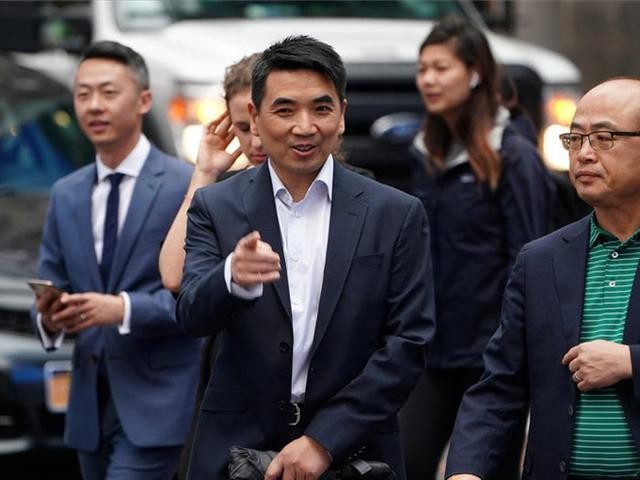 Cả thế giới lock down, một người kiếm 4 tỷ đô ảnh 4