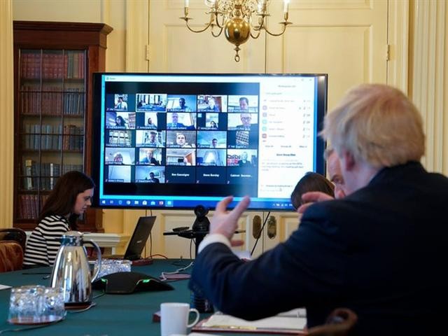 Cả thế giới lock down, một người kiếm 4 tỷ đô ảnh 6