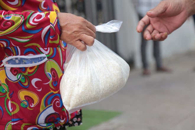 Sáng kiến 'ATM gạo' hoạt động 24/24 phát miễn phí cho người nghèo ở TPHCM ảnh 10