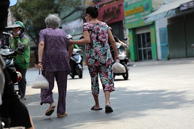 Sáng kiến 'ATM gạo' hoạt động 24/24 phát miễn phí cho người nghèo ở TPHCM ảnh 11