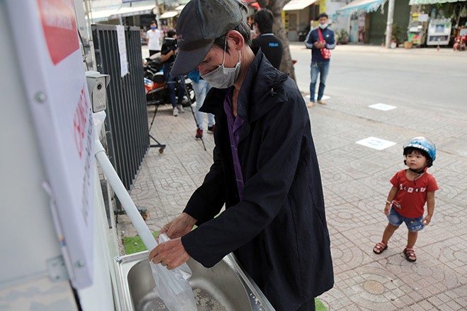 Sáng kiến 'ATM gạo' hoạt động 24/24 phát miễn phí cho người nghèo ở TPHCM ảnh 3