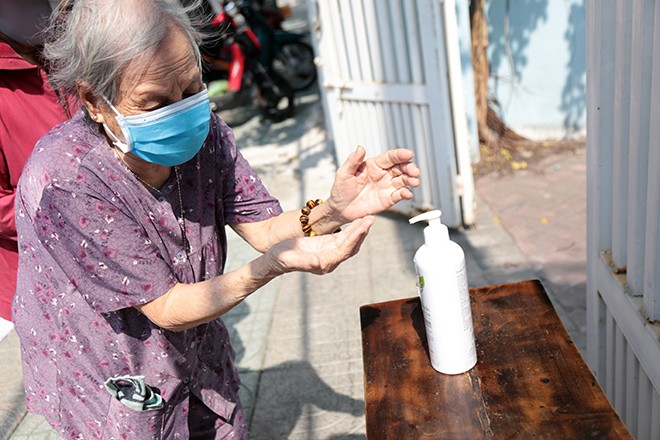 Sáng kiến 'ATM gạo' hoạt động 24/24 phát miễn phí cho người nghèo ở TPHCM ảnh 5