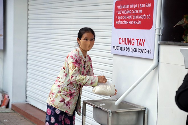 Sáng kiến 'ATM gạo' hoạt động 24/24 phát miễn phí cho người nghèo ở TPHCM ảnh 8