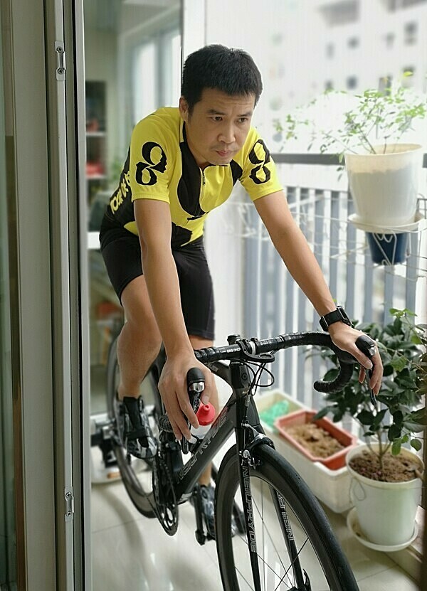 Kỷ lục thời cách ly: chạy 42km trên sân thượng 25m ảnh 2