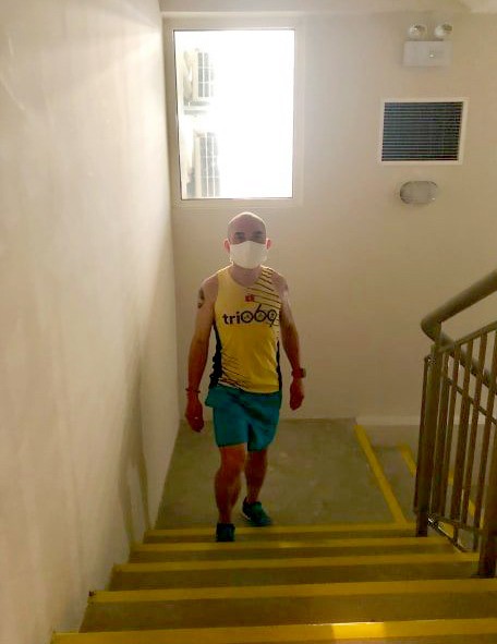 Kỷ lục thời cách ly: chạy 42km trên sân thượng 25m ảnh 3