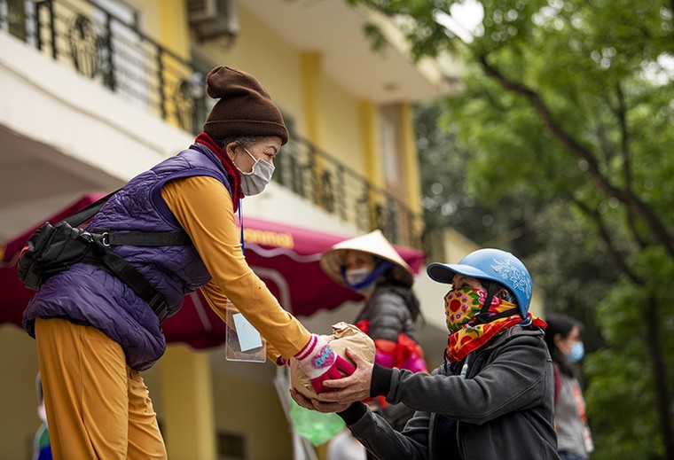 'ATM' gạo mở trở lại, nghìn người xếp hàng dài trong sân vận động ảnh 10