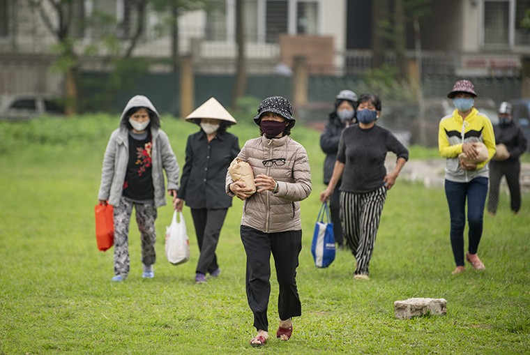 'ATM' gạo mở trở lại, nghìn người xếp hàng dài trong sân vận động ảnh 11