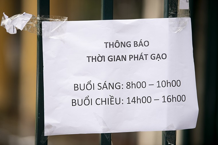 'ATM' gạo mở trở lại, nghìn người xếp hàng dài trong sân vận động ảnh 13