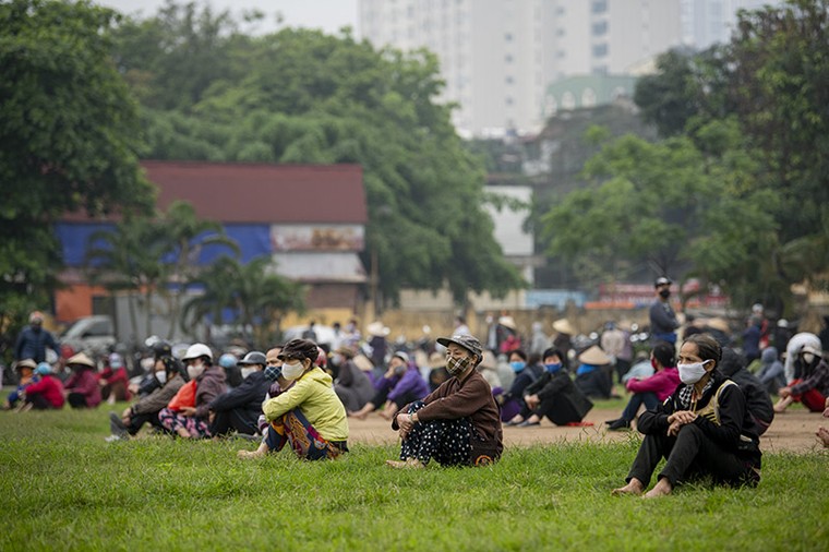 'ATM' gạo mở trở lại, nghìn người xếp hàng dài trong sân vận động ảnh 14