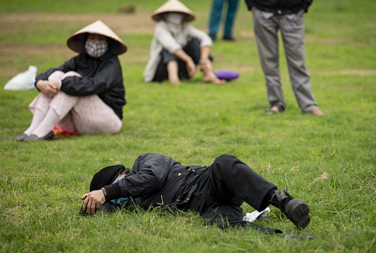 'ATM' gạo mở trở lại, nghìn người xếp hàng dài trong sân vận động ảnh 15