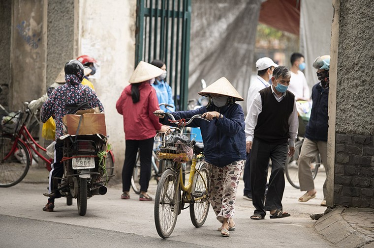 'ATM' gạo mở trở lại, nghìn người xếp hàng dài trong sân vận động ảnh 16