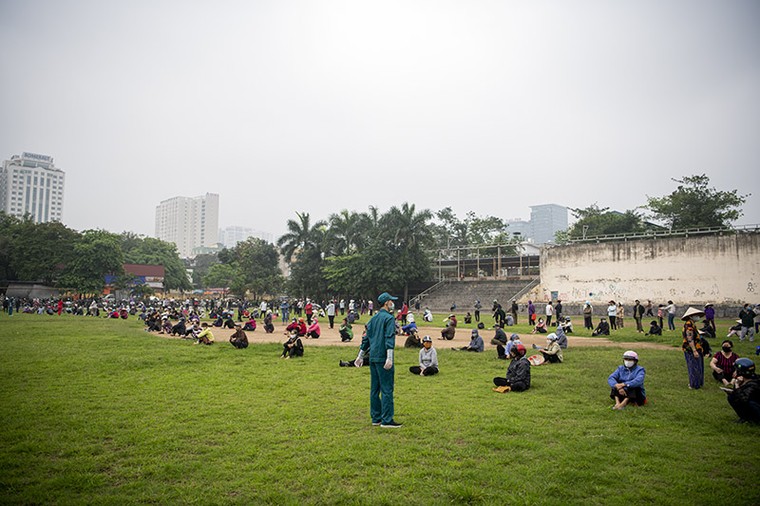 'ATM' gạo mở trở lại, nghìn người xếp hàng dài trong sân vận động ảnh 3